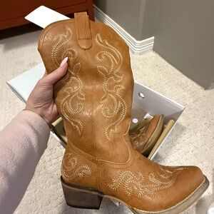 Cowboy boots, new